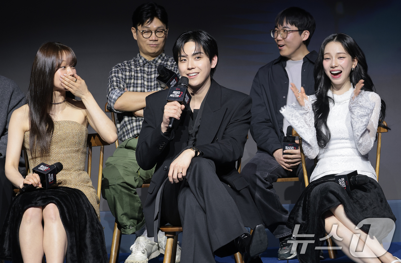 (서울=뉴스1) 권현진 기자 = 가수 혜리(왼쪽)와 카리나(오른쪽)가 19일 서울 마포구 호텔 나루 서울 엠갤러리에서 열린 넷플릭스 예능 '미스터리 수사단 시즌2' 제작발표회에서 …