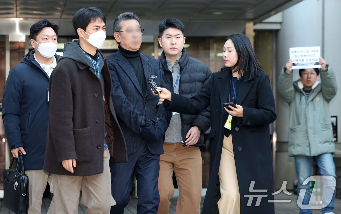 본문 이미지 - 중증 발달장애인 거주 시설 '색동원' 내 입소자들을 성적으로 학대한 의혹을 받는 원장 김 모씨가 19일 서울 서초구 중앙지방법원에서 구속 전 피의자 심문(영장실질심사)을 마친 뒤 구치소로 이동하자 색동원 성폭력사건 공동대책위원회 회원이 구속을 촉구하며 손팻말을 들고 있다. 2026.2.19 ⓒ 뉴스1 안은나 기자