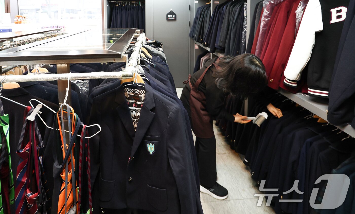 본문 이미지 - 오는 20일 '교복 제도 관련 부처별 대응 방안'을 주제로 정부 합동 회의를 앞둔 19일 서울 송파구 나눔교복매장에서 관계자가 교복을 정리하고 있다.  2026.2.19 ⓒ 뉴스1 최지환 기자
