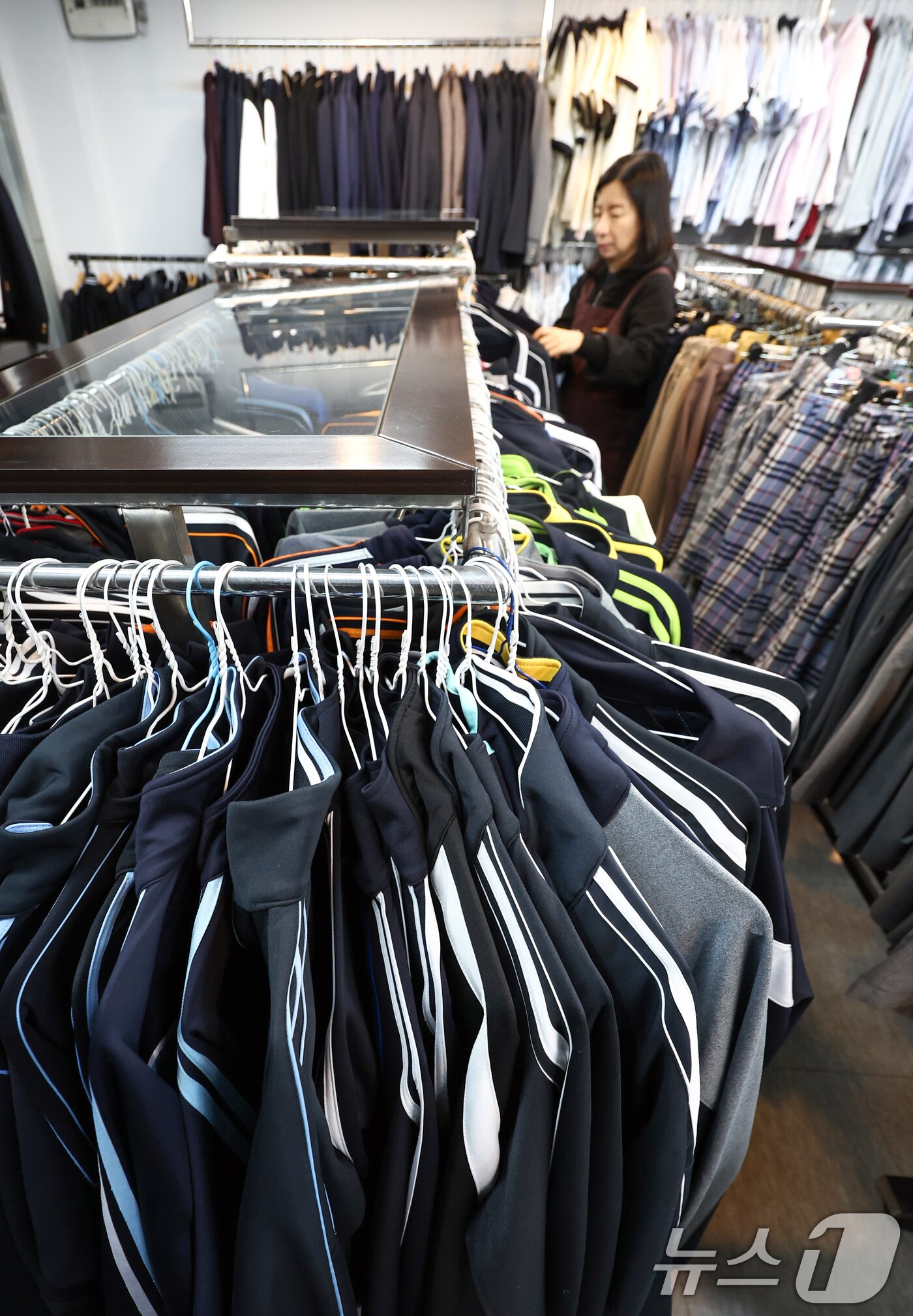 본문 이미지 - 오는 20일 '교복 제도 관련 부처별 대응 방안'을 주제로 정부 합동 회의를 앞둔 19일 서울 송파구 나눔교복매장에서 관계자가 교복을 정리하고 있다.  2026.2.19 ⓒ 뉴스1 최지환 기자