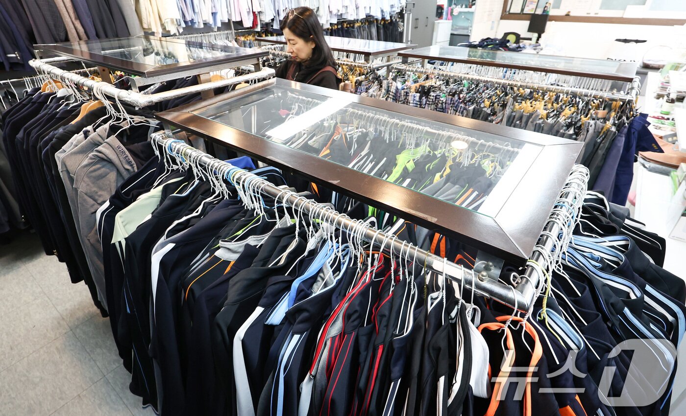 본문 이미지 - 오는 20일 '교복 제도 관련 부처별 대응 방안'을 주제로 정부 합동 회의를 앞둔 19일 서울 송파구 나눔교복매장에서 관계자가 교복을 정리하고 있다.  2026.2.19 ⓒ 뉴스1 최지환 기자