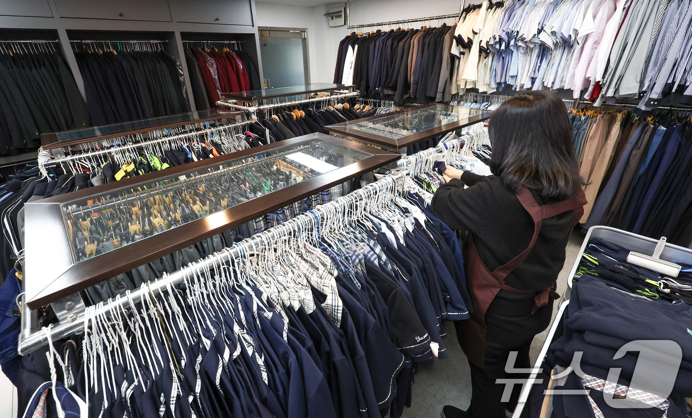 (서울=뉴스1) 최지환 기자 = 오는 20일 '교복 제도 관련 부처별 대응 방안'을 주제로 정부 합동 회의를 앞둔 19일 서울 송파구 나눔교복매장에서 관계자가 교복을 정리하고 있다 …