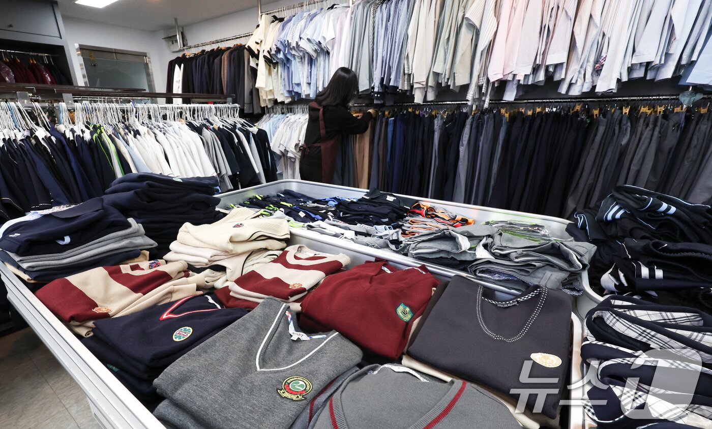 본문 이미지 - 오는 20일 '교복 제도 관련 부처별 대응 방안'을 주제로 정부 합동 회의를 앞둔 19일 서울 송파구 나눔교복매장에서 관게자가 교복을 정리하고 있다.  2026.2.19 ⓒ 뉴스1 최지환 기자