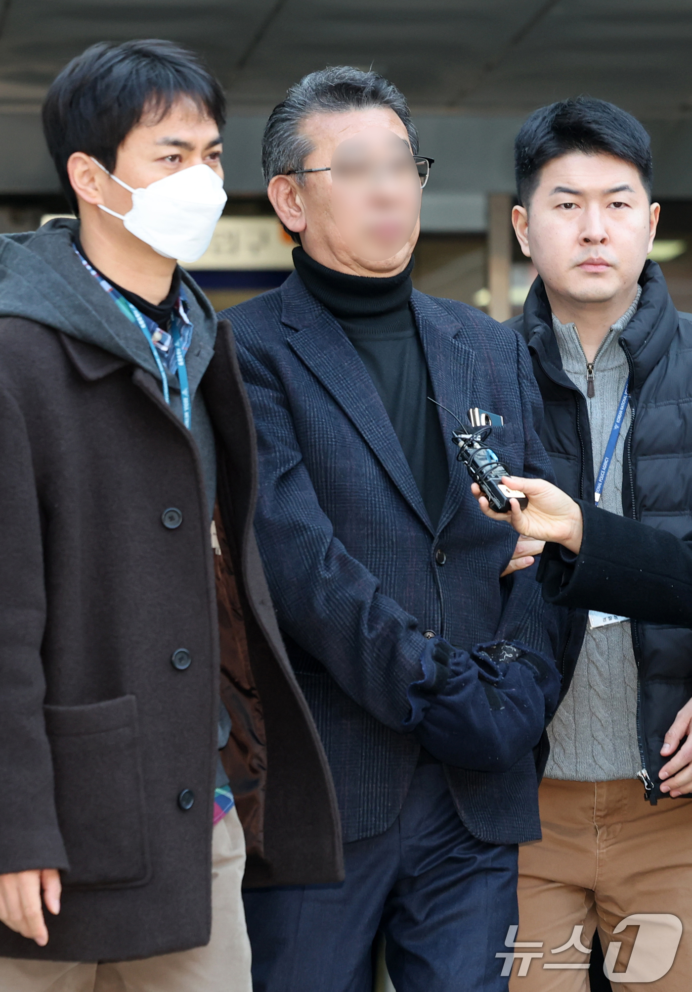 (서울=뉴스1) 안은나 기자 = 중증 발달장애인 거주 시설 '색동원' 내 입소자들을 성적으로 학대한 의혹을 받는 원장 김 모씨가 19일 서울 서초구 중앙지방법원에서 구속 전 피의자 …