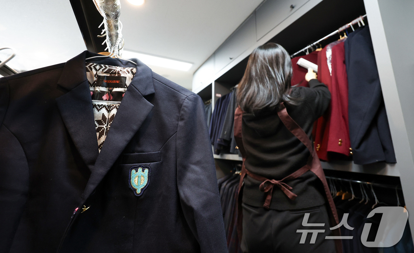 (서울=뉴스1) 최지환 기자 = 오는 20일 '교복 제도 관련 부처별 대응 방안'을 주제로 정부 합동 회의를 앞둔 19일 서울 송파구 나눔교복매장에서 관계자가 교복을 정리하고 있다 …