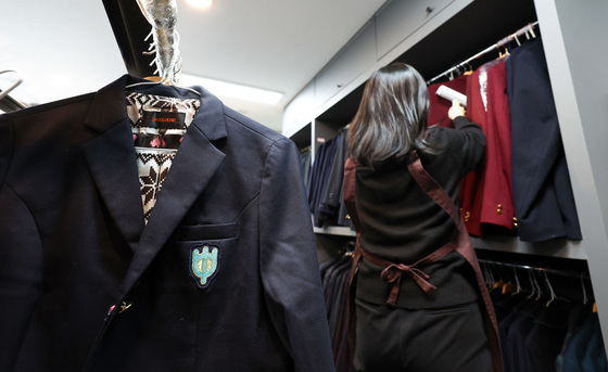 대통령 '등골 브레이커' 언급에 교복 가격 협의체 출범