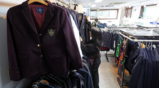 '단돈 2만원에 한 세트', 중고 교복 인기