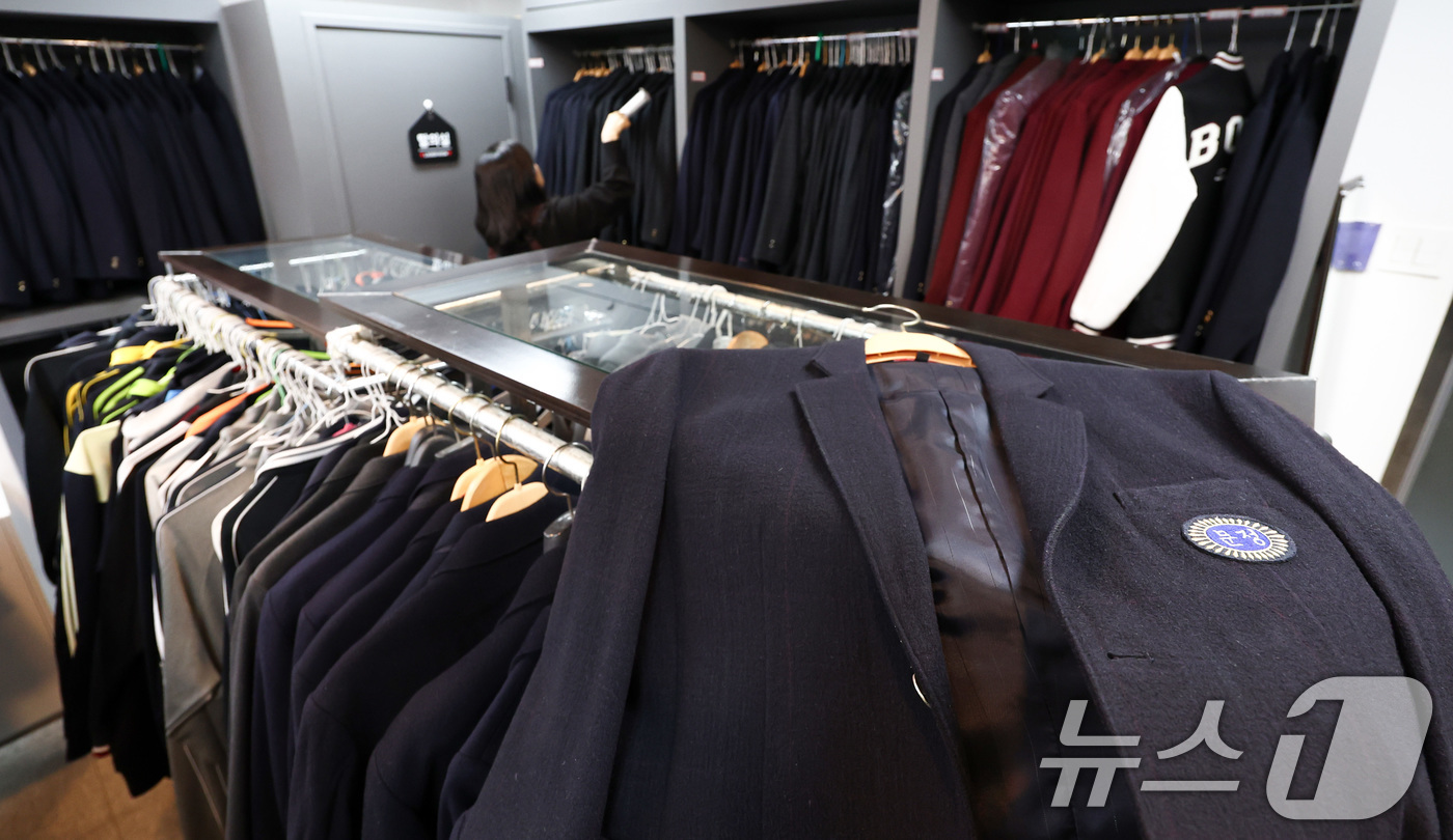 (서울=뉴스1) 최지환 기자 = 오는 20일 '교복 제도 관련 부처별 대응 방안'을 주제로 정부 합동 회의를 앞둔 19일 서울 송파구 나눔교복매장에서 관계자가 교복을 정리하고 있다 …