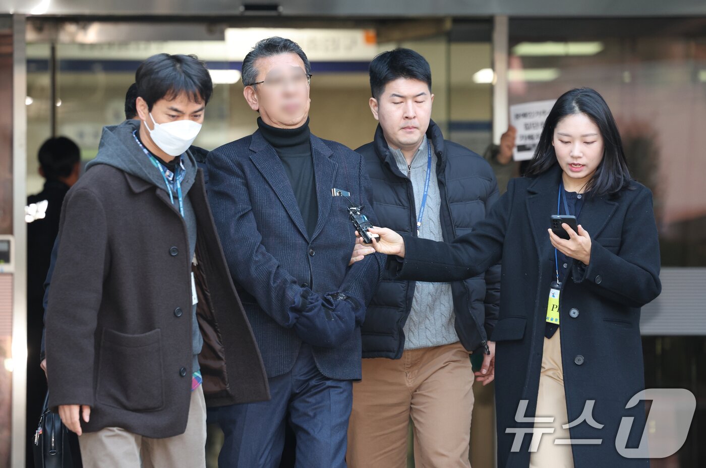 본문 이미지 - 중증 발달장애인 거주 시설 '색동원' 내 입소자들을 성적으로 학대한 의혹을 받는 원장 김 모씨가 19일 서울 서초구 중앙지방법원에서 구속 전 피의자 심문(영장실질심사)을 마친 뒤 구치소로 이동하고 있다. 2026.2.19 ⓒ 뉴스1 안은나 기자