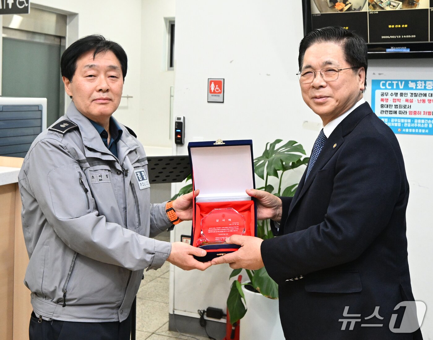 본문 이미지 - 파출소 격려방문한 이영훈 목사(제공 여의도순복음교회)