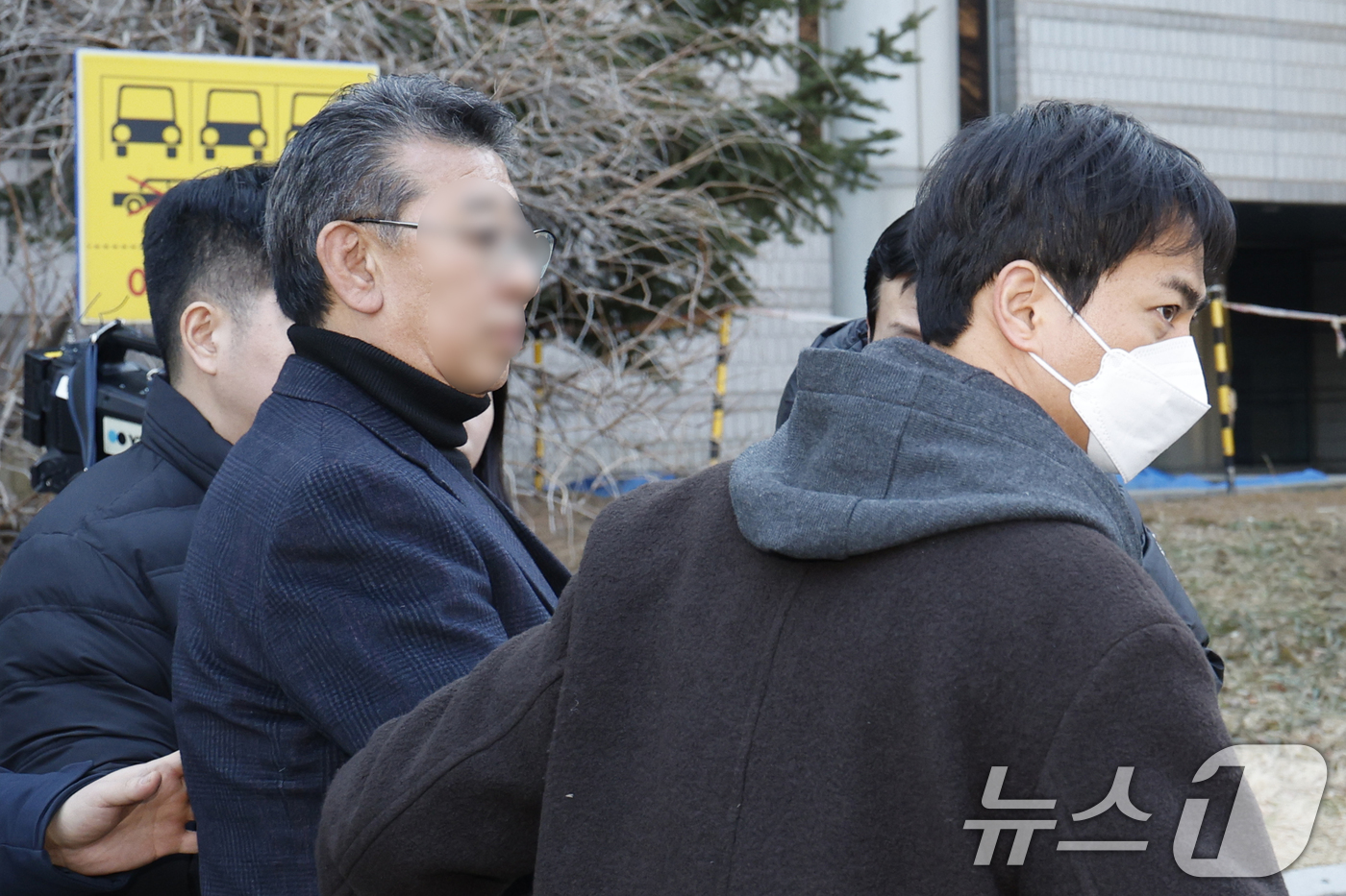 (서울=뉴스1) 안은나 기자 = 중증 발달장애인 거주 시설 '색동원' 내 입소자들을 성적으로 학대한 의혹을 받는 원장 김 모씨가 19일 서울 서초구 중앙지방법원에서 구속 전 피의자 …