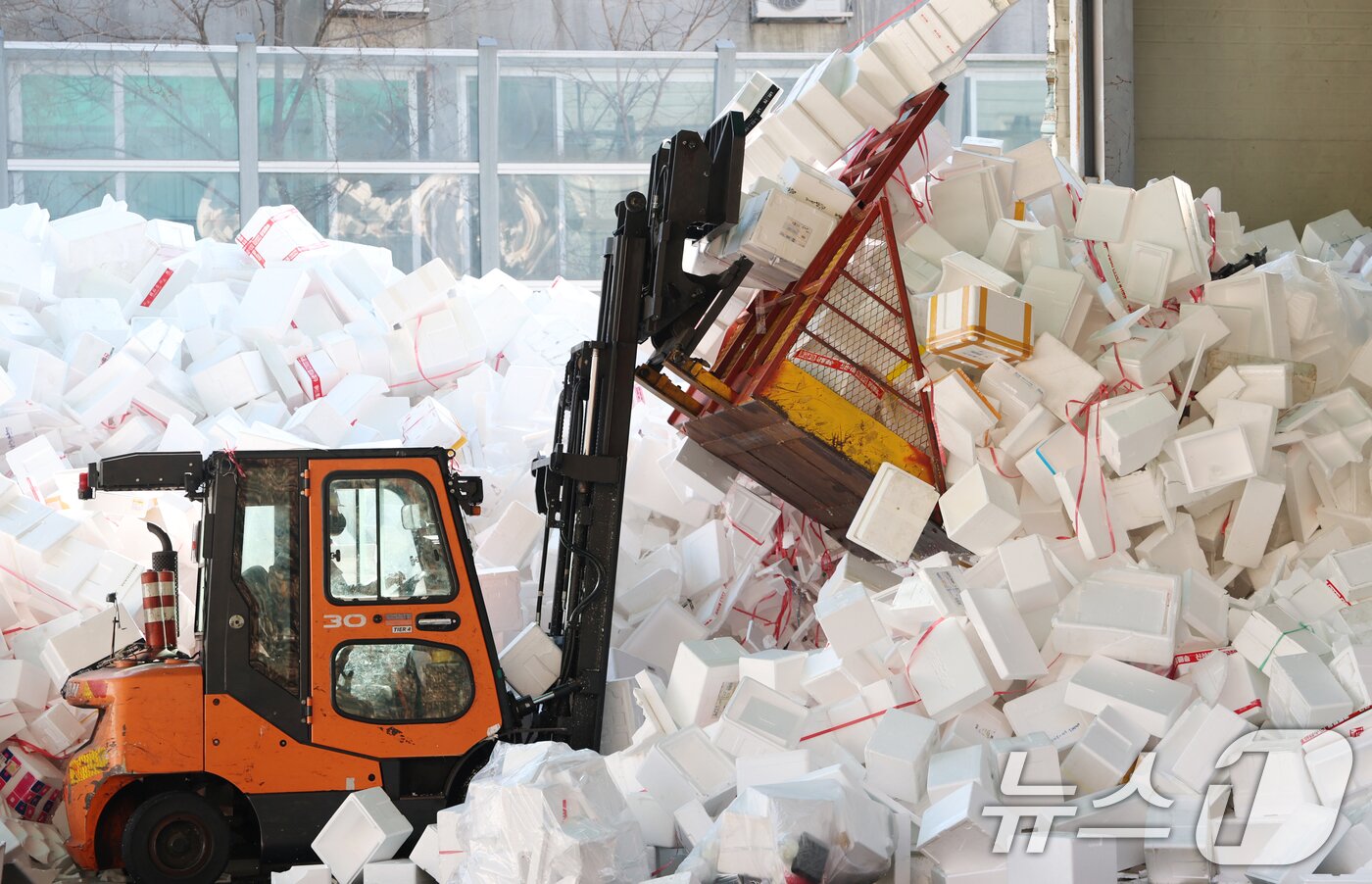 본문 이미지 - 설 연휴가 끝난 19일 경기 용인시 처인구 이동읍공공재활용센터에서 관계자들이 스티로폼 분류 작업을 하고 있다. 2026.2.19 ⓒ 뉴스1 김영운 기자