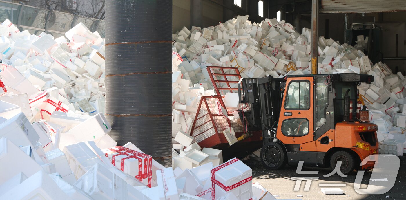 본문 이미지 - 설 연휴가 끝난 19일 경기 용인시 처인구 이동읍공공재활용센터에서 관계자들이 스티로폼 분류 작업을 하고 있다. 2026.2.19 ⓒ 뉴스1 김영운 기자