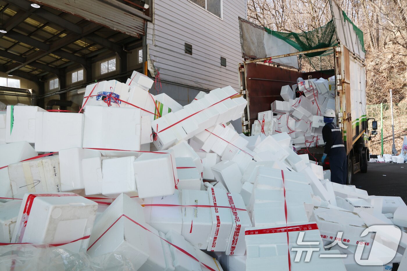 본문 이미지 - 설 연휴가 끝난 19일 경기 용인시 처인구 이동읍공공재활용센터에서 관계자들이 스티로폼 분류 작업을 하고 있다. 2026.2.19 ⓒ 뉴스1 김영운 기자