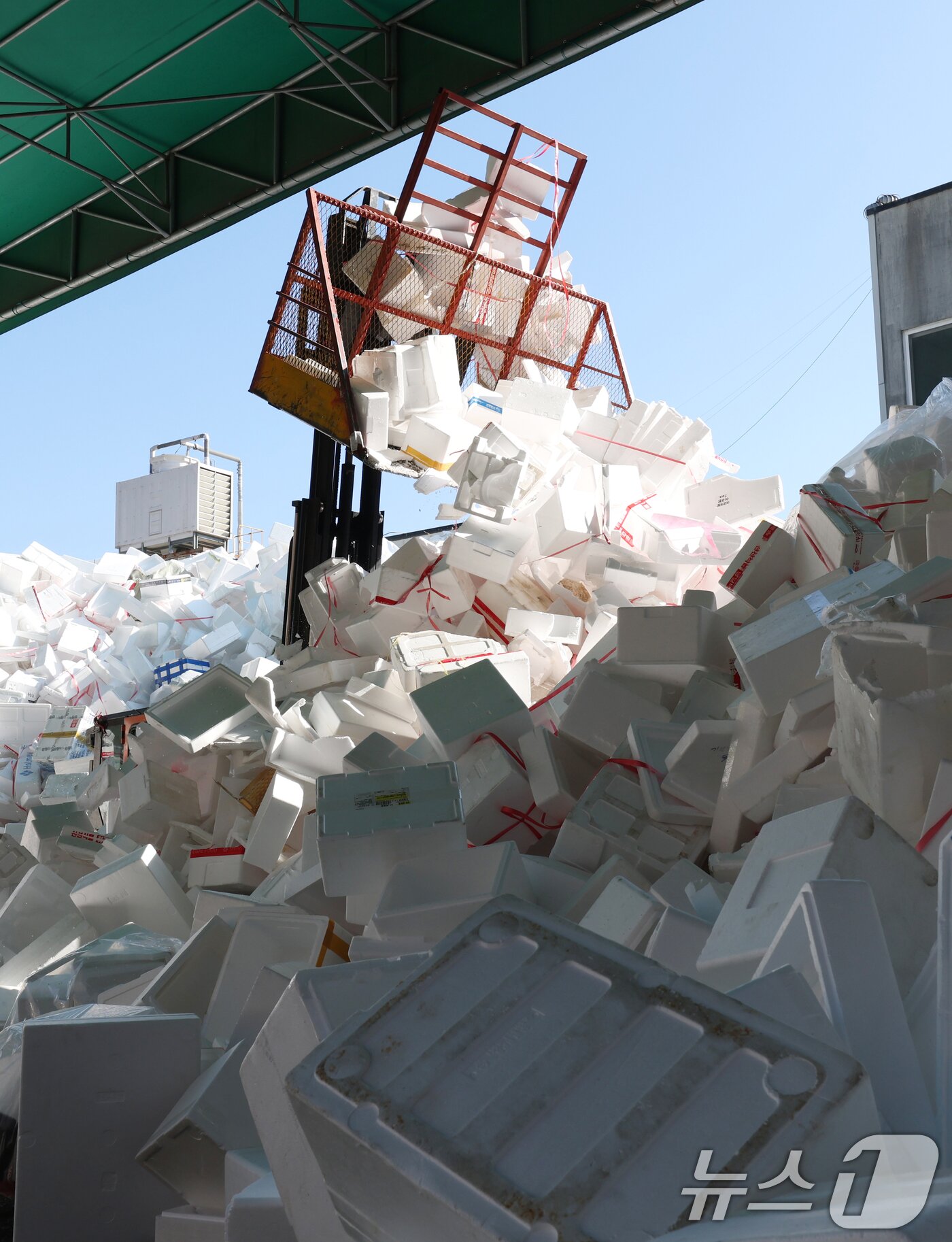 본문 이미지 - 설 연휴가 끝난 19일 경기 용인시 처인구 이동읍공공재활용센터에서 관계자들이 스티로폼 분류 작업을 하고 있다. 2026.2.19 ⓒ 뉴스1 김영운 기자