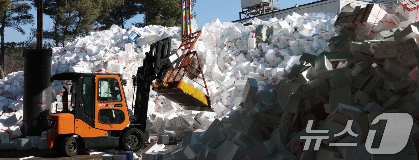 본문 이미지 - 설 연휴가 끝난 19일 경기 용인시 처인구 이동읍공공재활용센터에서 관계자들이 스티로폼 분류 작업을 하고 있다. 2026.2.19 ⓒ 뉴스1 김영운 기자