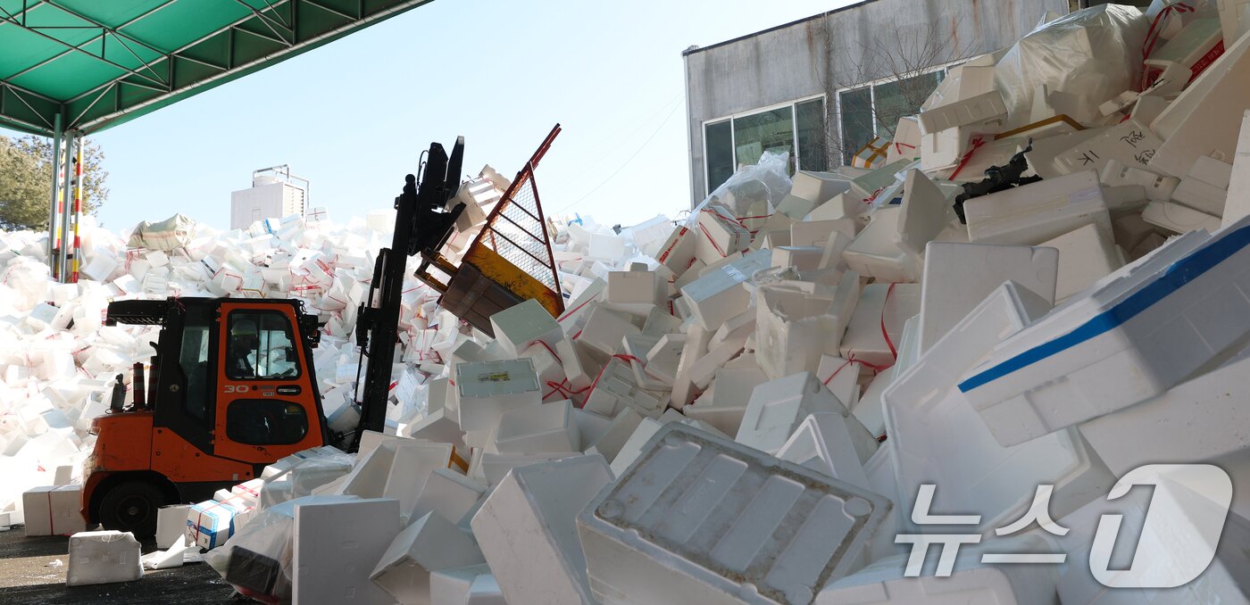 본문 이미지 - 설 연휴가 끝난 19일 경기 용인시 처인구 이동읍공공재활용센터에서 관계자들이 스티로폼 분류 작업을 하고 있다. 2026.2.19 ⓒ 뉴스1 김영운 기자