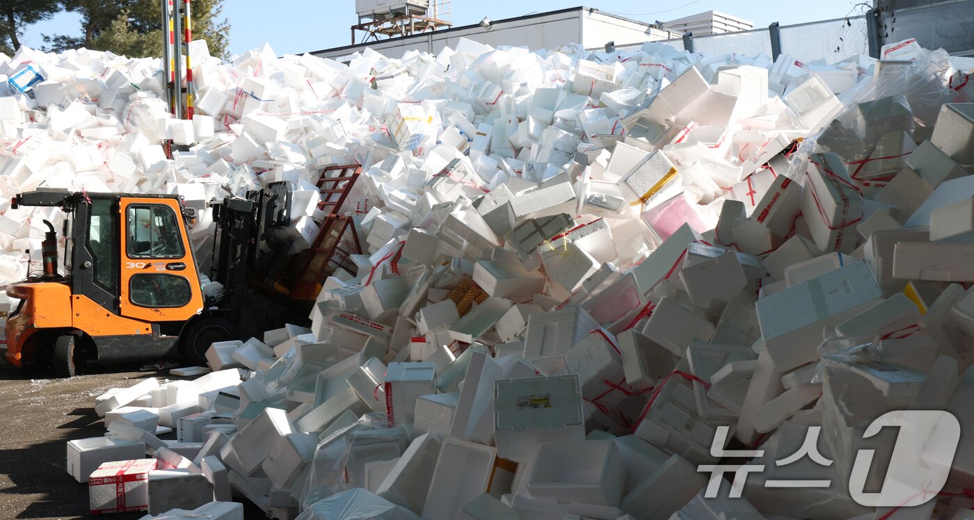 본문 이미지 - 설 연휴가 끝난 19일 경기 용인시 처인구 이동읍공공재활용센터에서 관계자들이 스티로폼 분류 작업을 하고 있다. 2026.2.19 ⓒ 뉴스1 김영운 기자