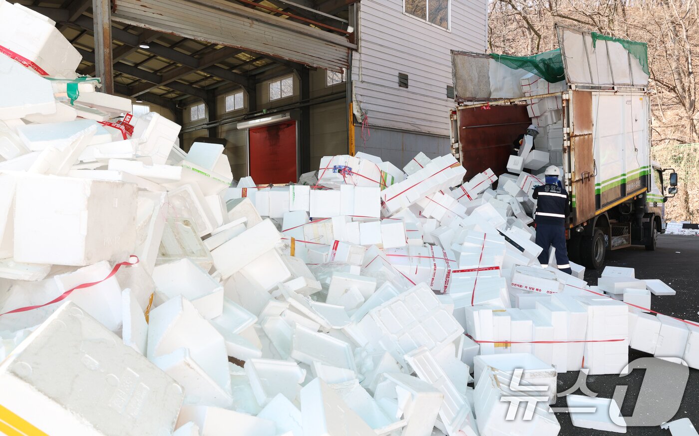 본문 이미지 - 설 연휴가 끝난 19일 경기 용인시 처인구 이동읍공공재활용센터에서 관계자들이 스티로폼 분류 작업을 하고 있다. 2026.2.19 ⓒ 뉴스1 김영운 기자