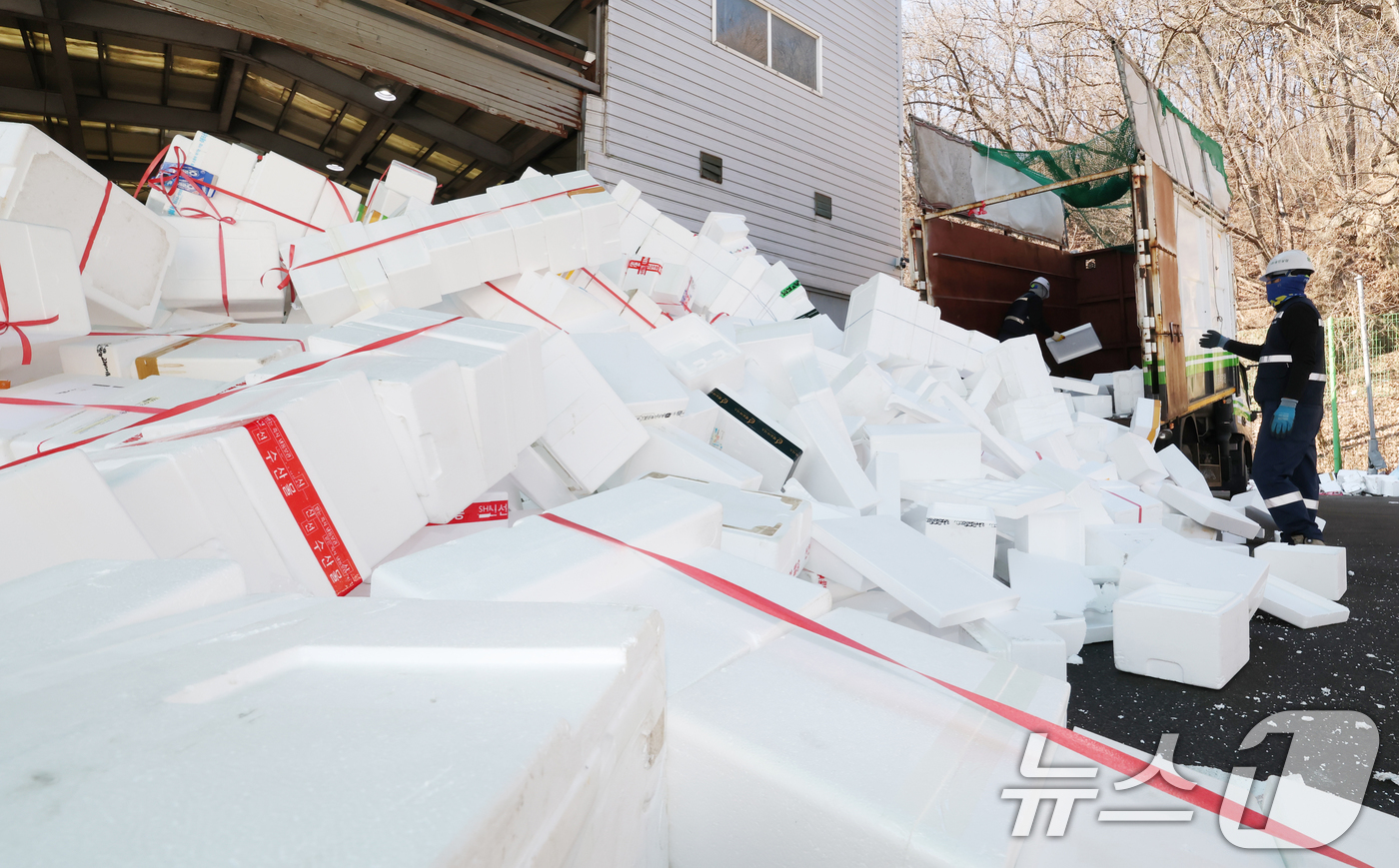 (용인=뉴스1) 김영운 기자 = 설 연휴가 끝난 19일 경기 용인시 처인구 이동읍공공재활용센터에서 관계자들이 스티로폼 분류 작업을 하고 있다. 2026.2.19/뉴스1