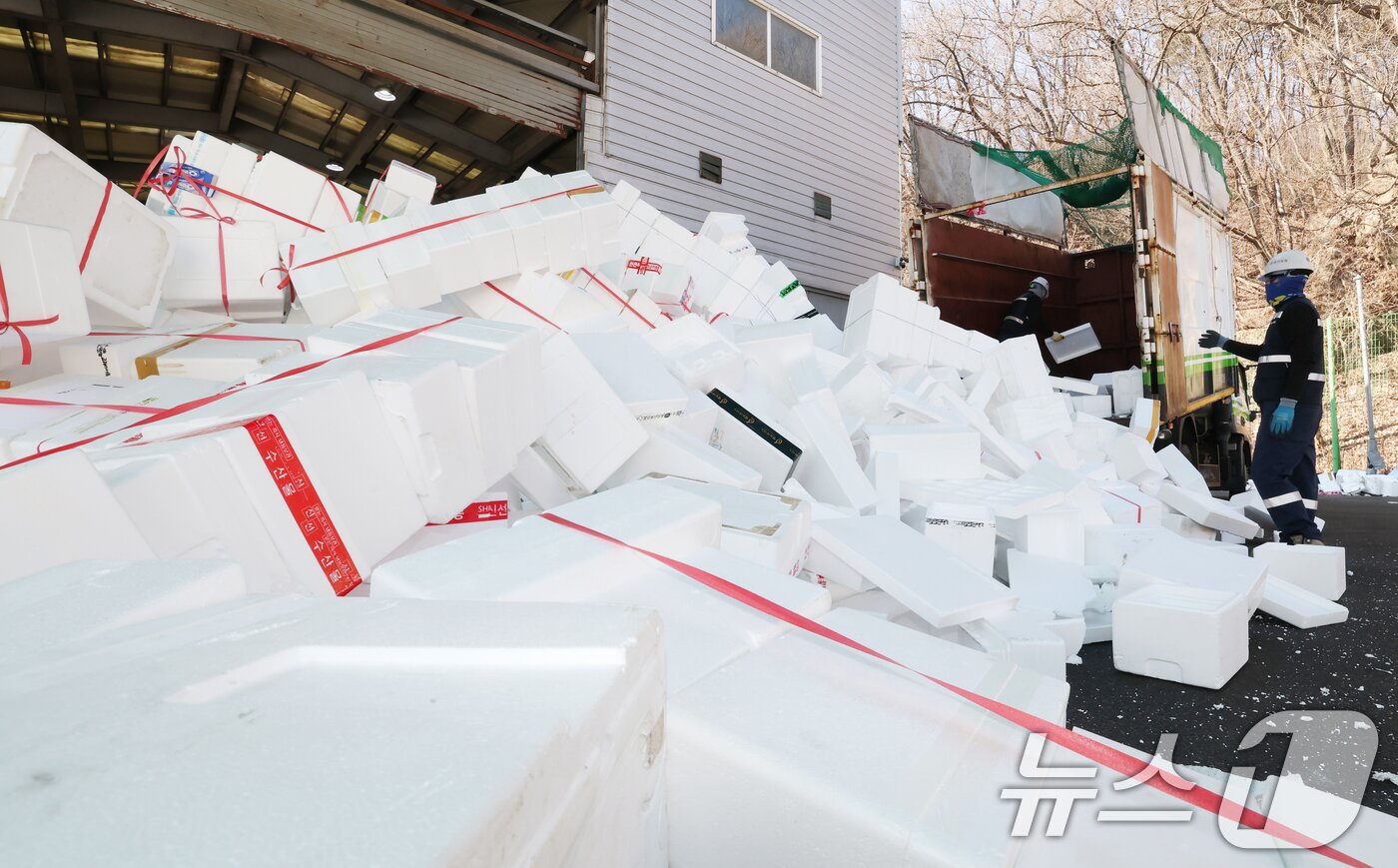 본문 이미지 - 설 연휴가 끝난 19일 경기 용인시 처인구 이동읍공공재활용센터에서 관계자들이 스티로폼 분류 작업을 하고 있다. 2026.2.19 ⓒ 뉴스1 김영운 기자