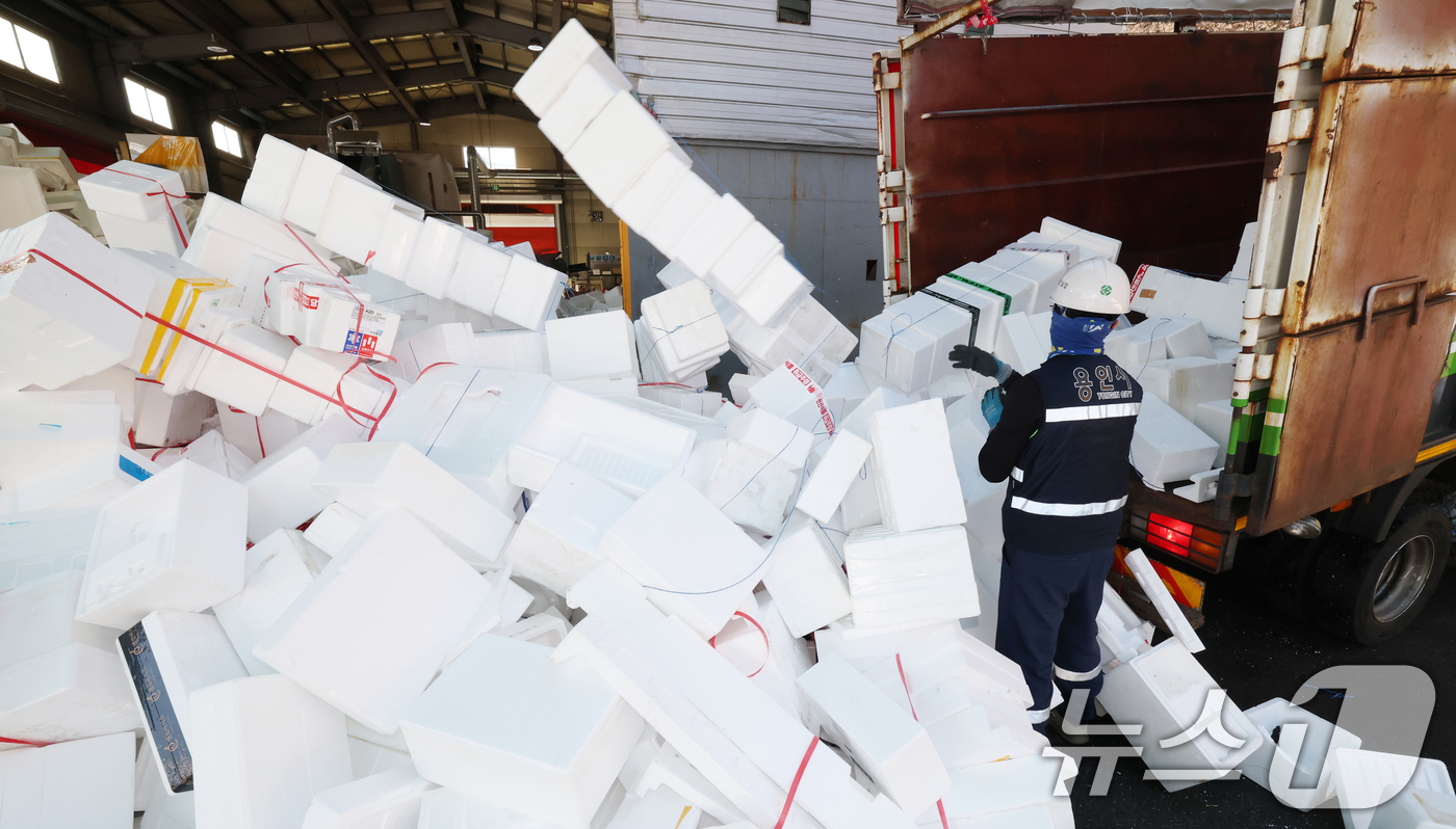 (용인=뉴스1) 김영운 기자 = 설 연휴가 끝난 19일 경기 용인시 처인구 이동읍공공재활용센터에서 관계자들이 스티로폼 분류 작업을 하고 있다. 2026.2.19/뉴스1