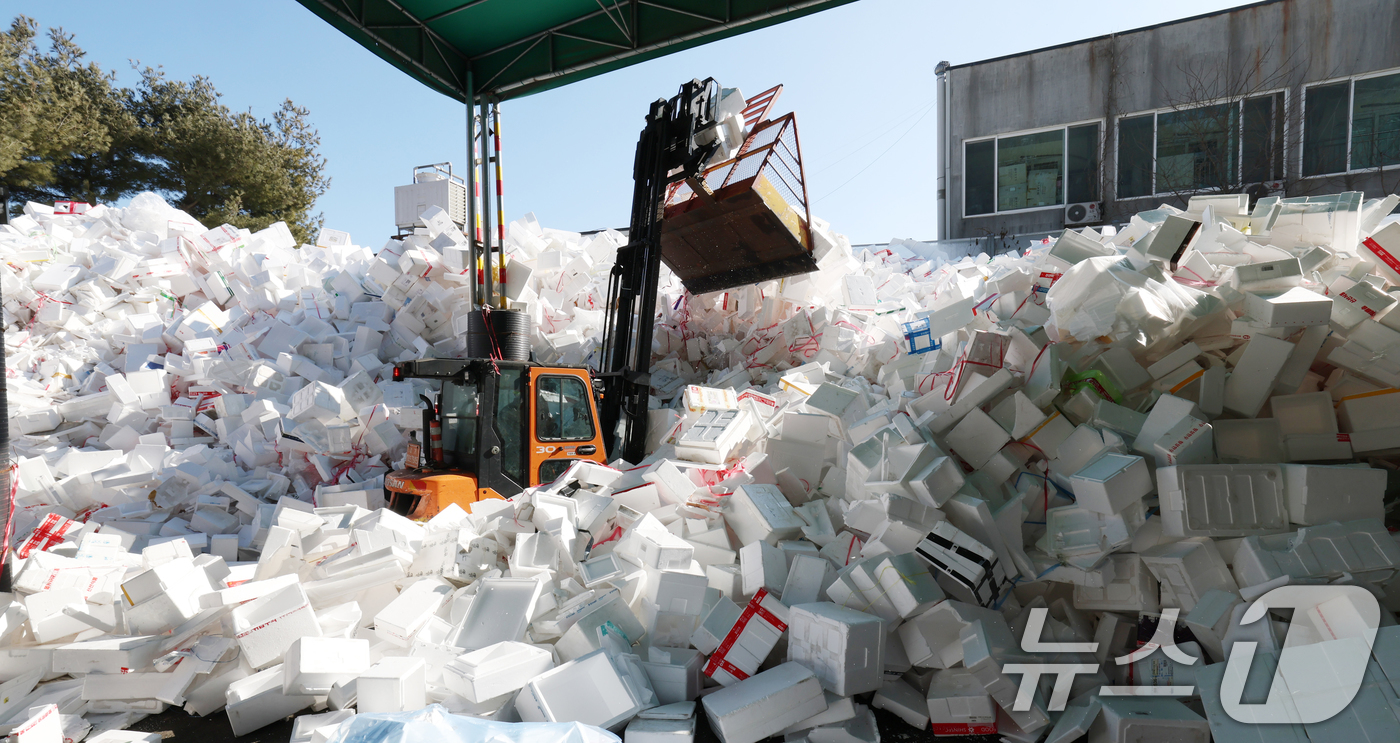 (용인=뉴스1) 김영운 기자 = 설 연휴가 끝난 19일 경기 용인시 처인구 이동읍공공재활용센터에서 관계자들이 스티로폼 분류 작업을 하고 있다. 2026.2.19/뉴스1