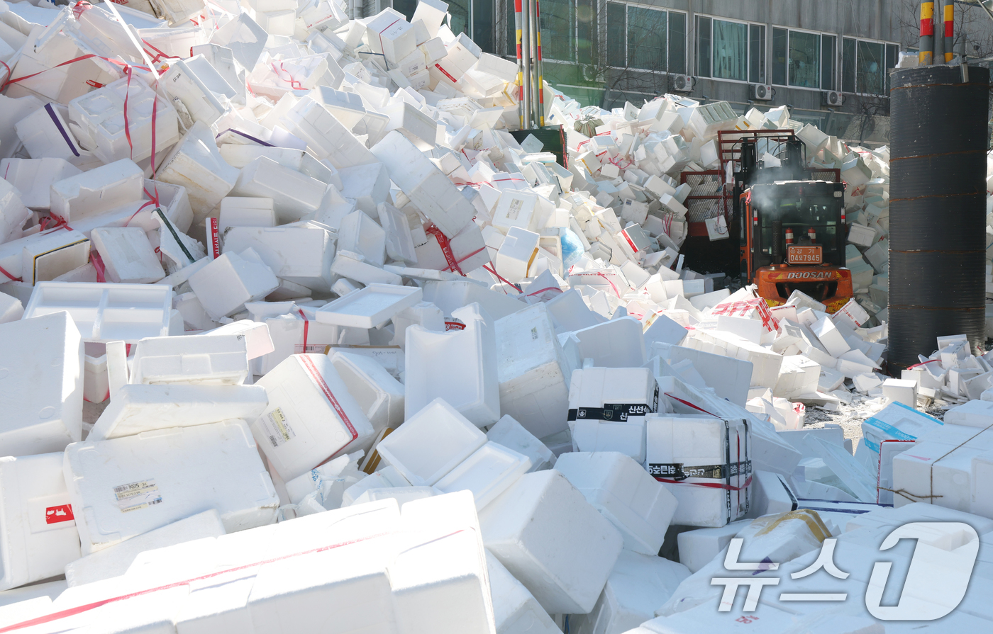 (용인=뉴스1) 김영운 기자 = 설 연휴가 끝난 19일 경기 용인시 처인구 이동읍공공재활용센터에서 관계자들이 스티로폼 분류 작업을 하고 있다. 2026.2.19/뉴스1