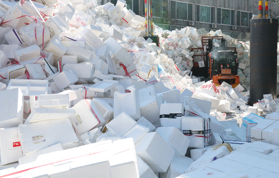 한가득 쌓인 재활용 쓰레기