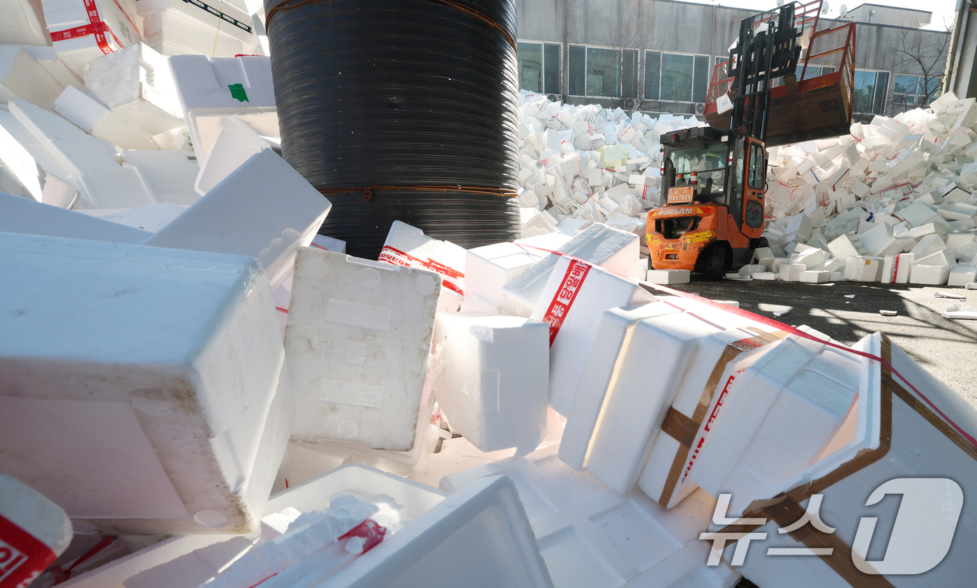 (용인=뉴스1) 김영운 기자 = 설 연휴가 끝난 19일 경기 용인시 처인구 이동읍공공재활용센터에서 관계자들이 스티로폼 분류 작업을 하고 있다. 2026.2.19/뉴스1