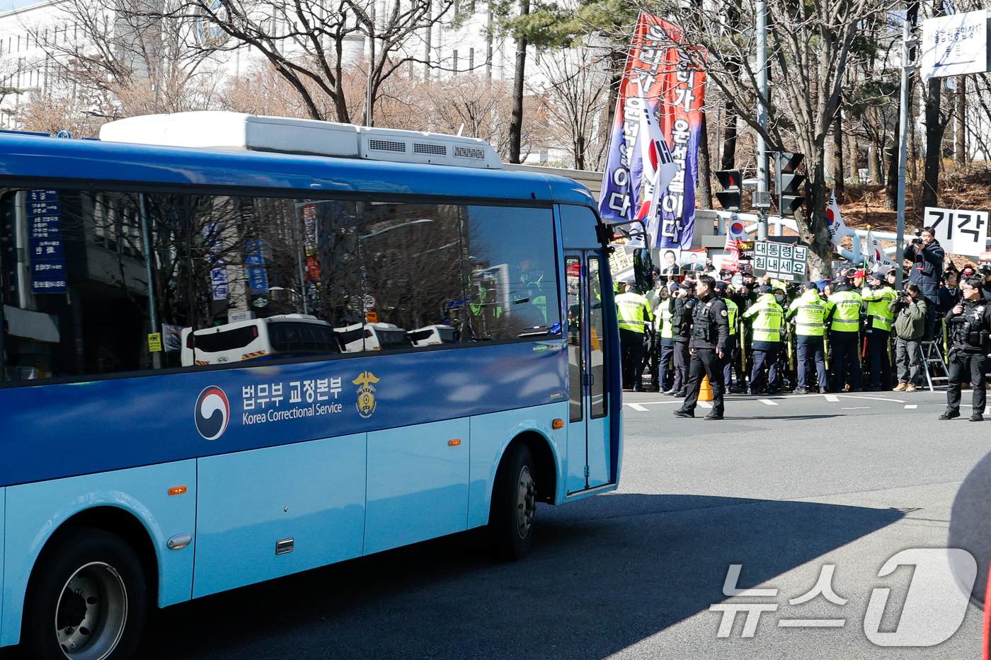 (서울=뉴스1) 안은나 기자 = 윤석열 전 대통령을 태운 호송차가 19일 오후 서울 서초구 중앙지방법원에 도착하고 있다.서울중앙지법 형사합의25부(부장판사 지귀연)는 이날 오후 3 …