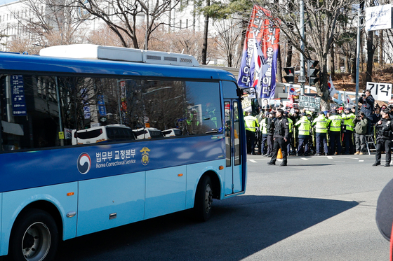 尹 전 대통령 태운 호송차 법원 도착