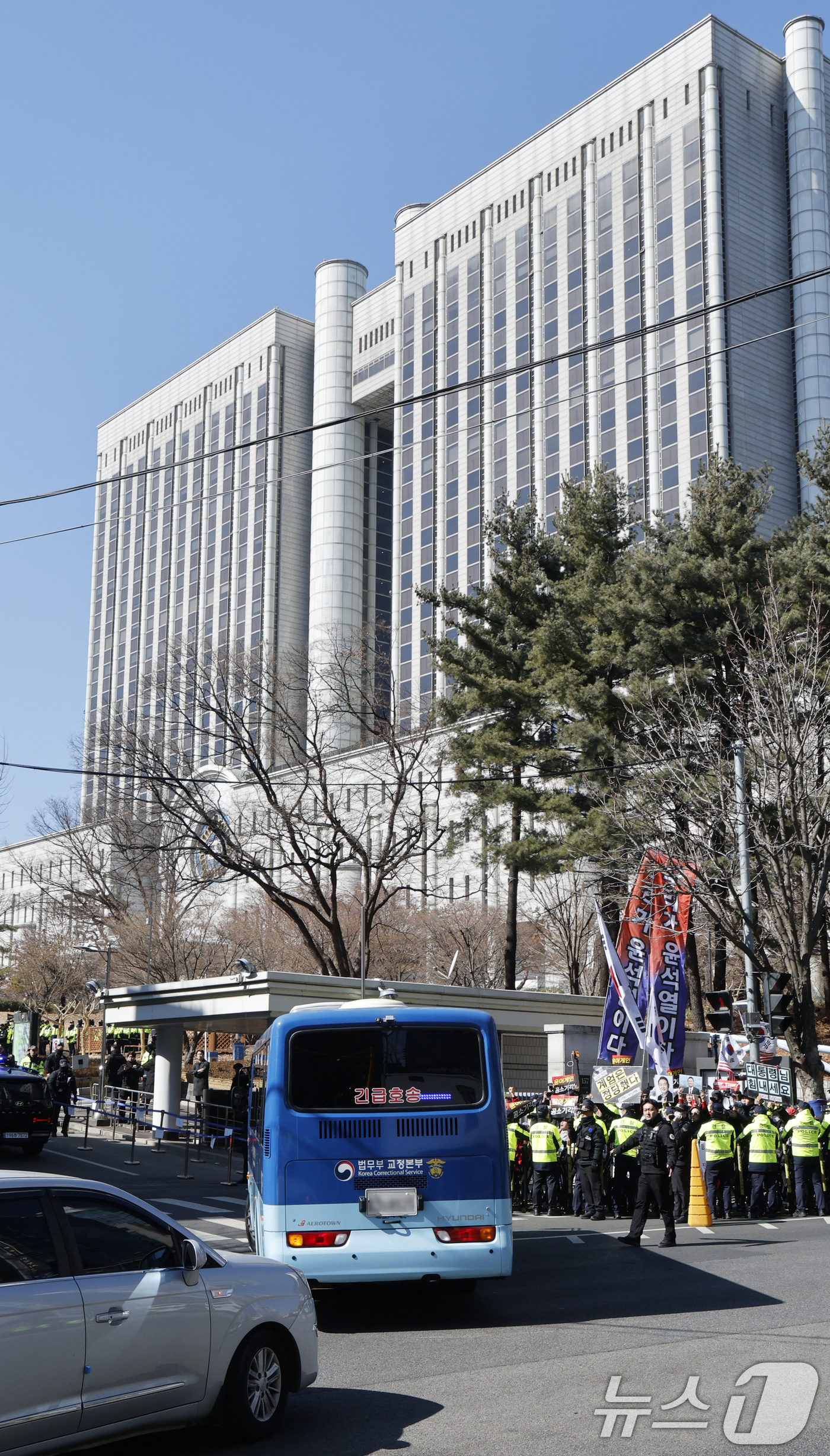 (서울=뉴스1) 안은나 기자 = 윤석열 전 대통령을 태운 호송차가 19일 오후 서울 서초구 중앙지방법원에 도착하고 있다.서울중앙지법 형사합의25부(부장판사 지귀연)는 이날 오후 3 …