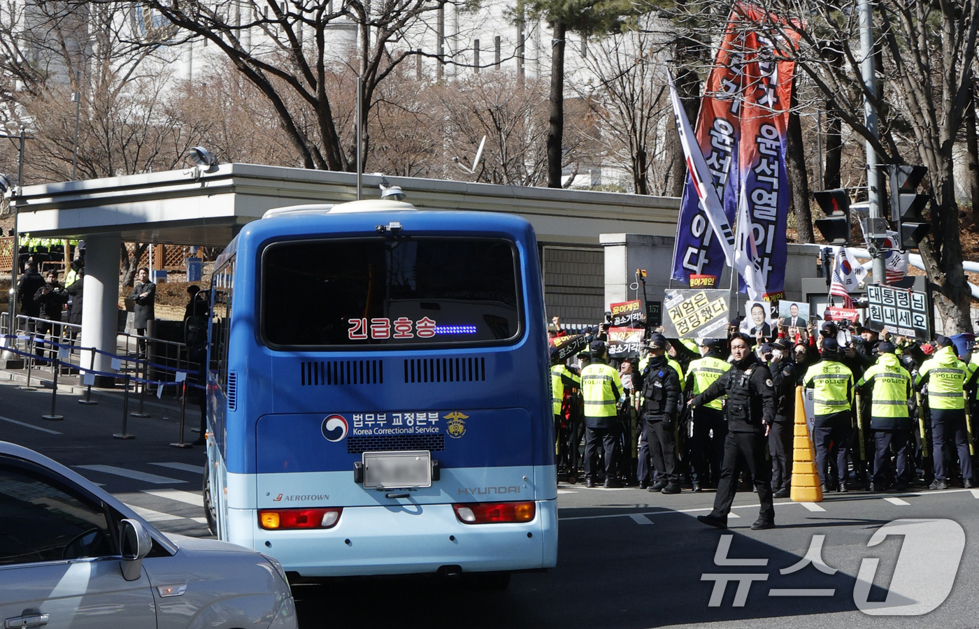 (서울=뉴스1) 안은나 기자 = 윤석열 전 대통령을 태운 호송차가 19일 오후 서울 서초구 중앙지방법원에 도착하고 있다.서울중앙지법 형사합의25부(부장판사 지귀연)는 이날 오후 3 …