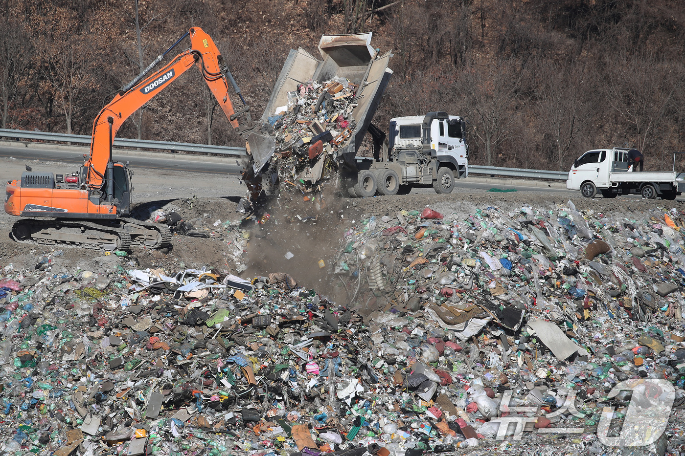 (경산=뉴스1) 공정식 기자 = 19일 오전 경북 경산시환경시설사업소 위생매립장에서 작업자들이 설 연휴가 끝난 뒤 수거한 생활폐기물 등 쓰레기를 처리하고 있다. 2026.2.19/ …