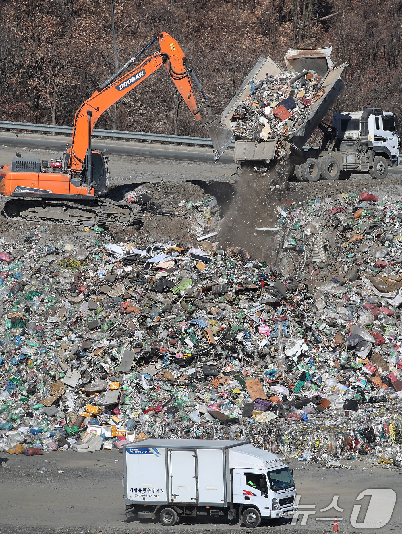 (경산=뉴스1) 공정식 기자 = 19일 오전 경북 경산시환경시설사업소 위생매립장에서 작업자들이 설 연휴가 끝난 뒤 수거한 생활폐기물 등 쓰레기를 처리하고 있다. 2026.2.19/ …