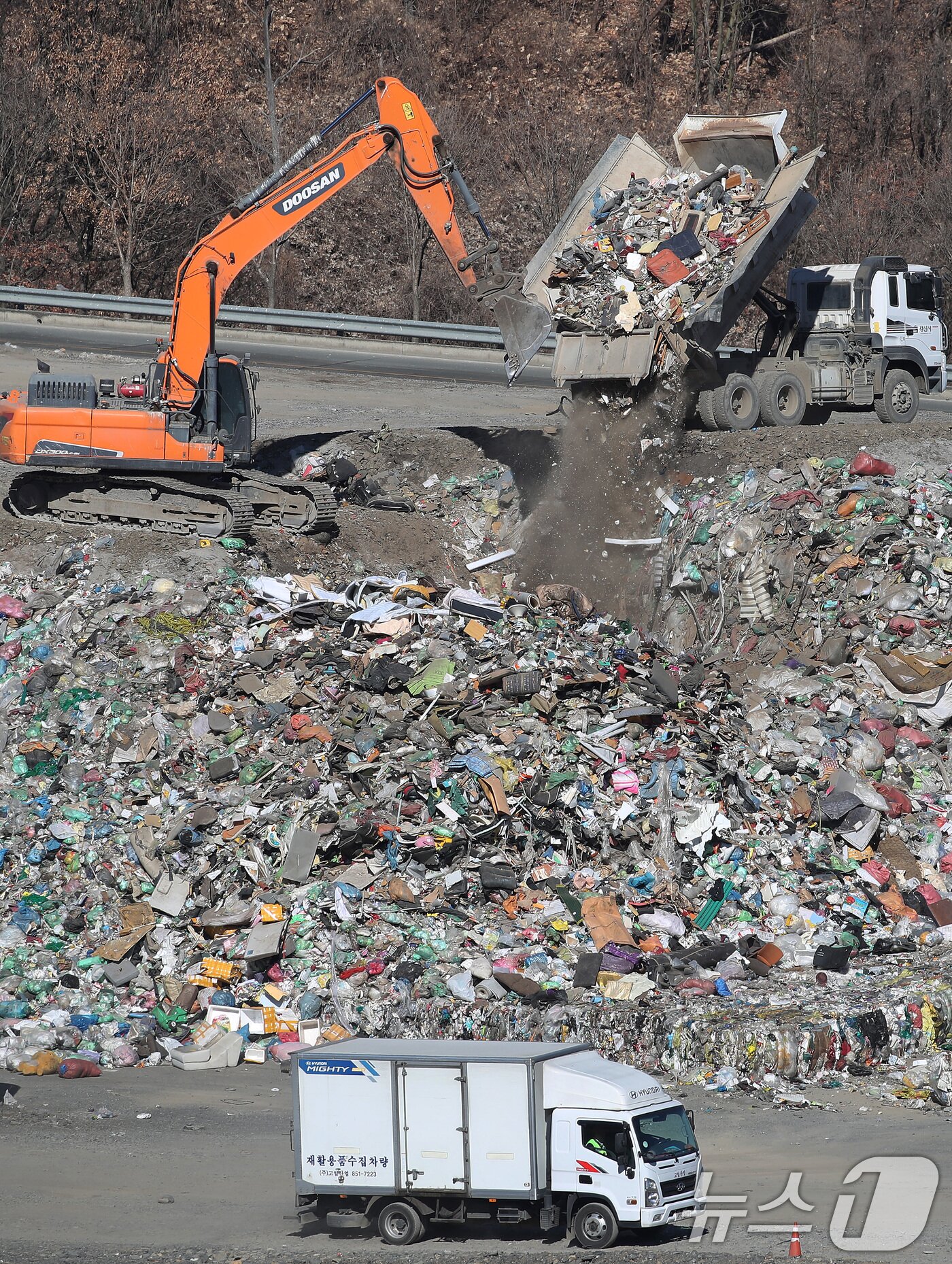 본문 이미지 - 19일 오전 경북 경산시환경시설사업소 위생매립장에서 작업자들이 설 연휴가 끝난 뒤 수거한 생활폐기물 등 쓰레기를 처리하고 있다. 2026.2.19 ⓒ 뉴스1 공정식 기자