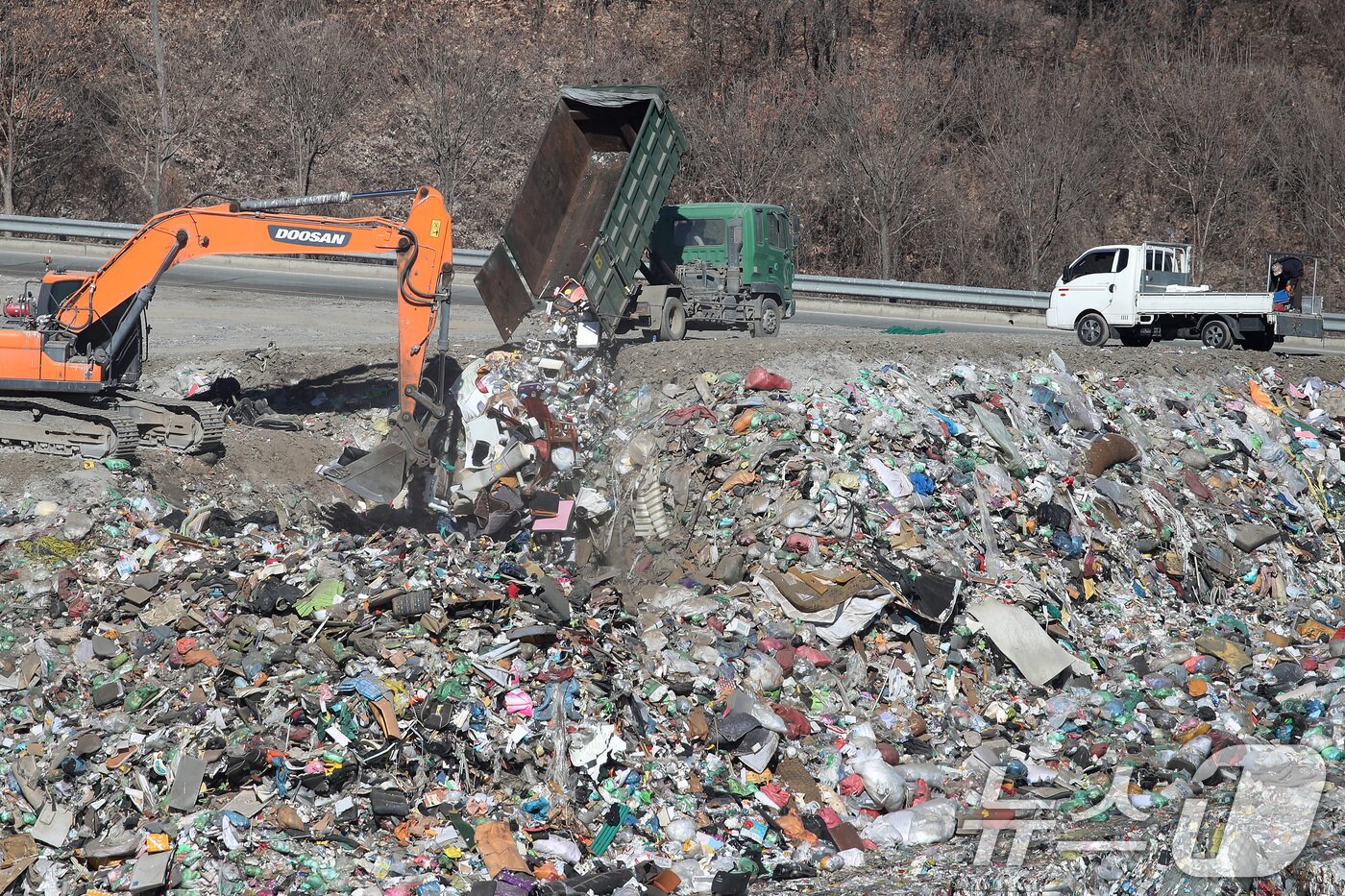 본문 이미지 - 19일 오전 경북 경산시환경시설사업소 위생매립장에서 작업자들이 설 연휴가 끝난 뒤 수거한 생활폐기물 등 쓰레기를 처리하고 있다. 2026.2.19 ⓒ 뉴스1 공정식 기자