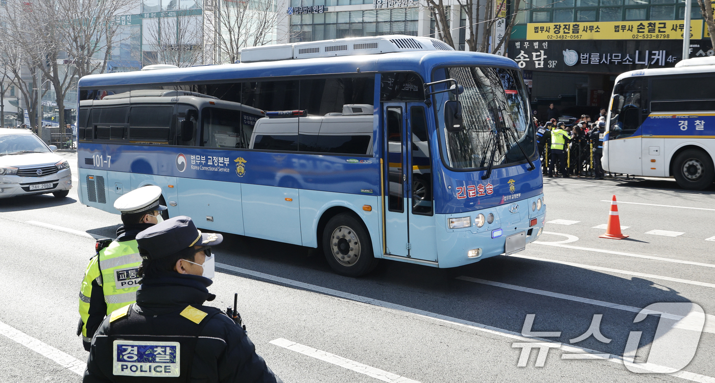 (서울=뉴스1) 안은나 기자 = 윤석열 전 대통령을 태운 호송차가 19일 오후 서울 서초구 중앙지방법원에 도착하고 있다.서울중앙지법 형사합의25부(부장판사 지귀연)는 이날 오후 3 …
