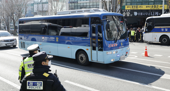 윤석열 전 대통령 태운 호송차 법원 도착