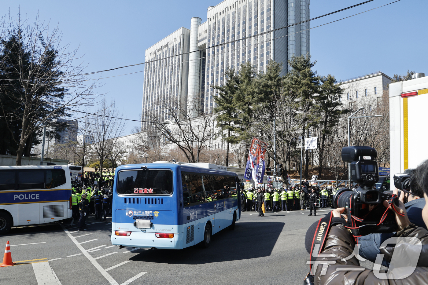 (서울=뉴스1) 안은나 기자 = 윤석열 전 대통령을 태운 호송차가 19일 오후 서울 서초구 중앙지방법원에 도착하고 있다.서울중앙지법 형사합의25부(부장판사 지귀연)는 이날 오후 3 …