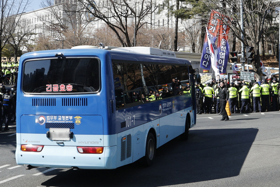 '내란 우두머리 선고' 윤석열 전 대통령 호송차 법원 도착
