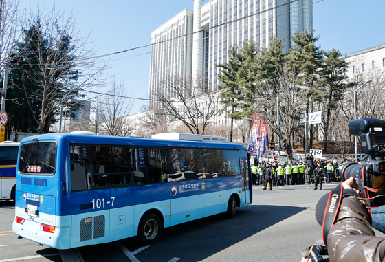 '내란 우두머리' 윤석열 호송차 법원 도착…오후 3시 1심 선고(종합)