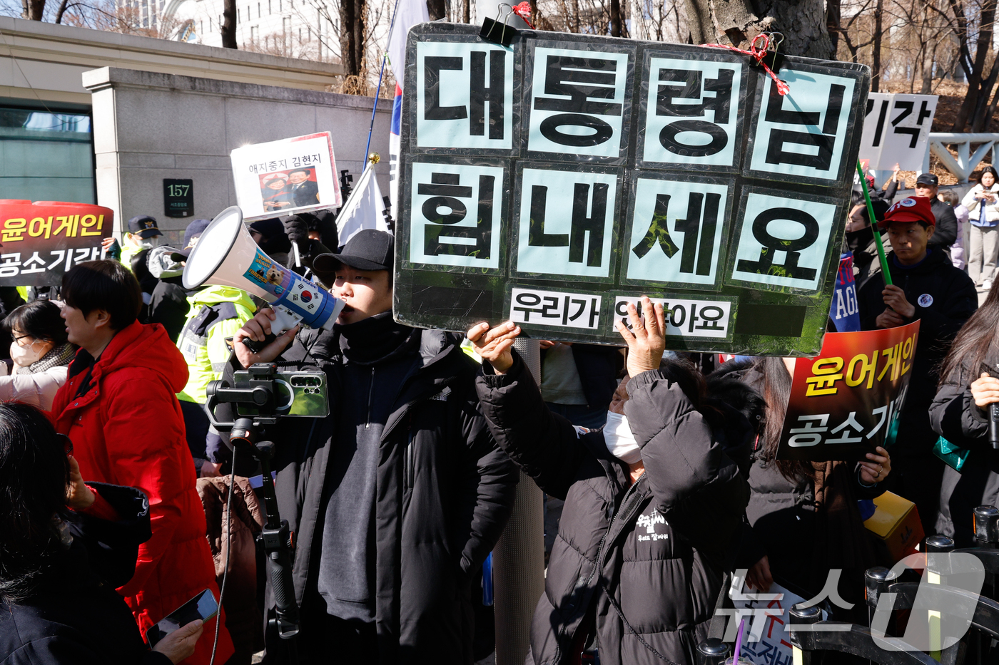 (서울=뉴스1) 안은나 기자 = 12·3 비상계엄 관련 내란 우두머리 등 혐의를 받는 윤석열 전 대통령이 1심 선고 공판에 출석하기 위해 호송차를 타고 19일 오후 서울 서초구 중 …