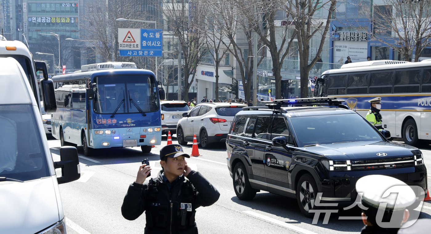 (서울=뉴스1) 안은나 기자 = 윤석열 전 대통령을 태운 호송차가 19일 오후 서울 서초구 중앙지방법원에 도착하고 있다.서울중앙지법 형사합의25부(부장판사 지귀연)는 이날 오후 3 …