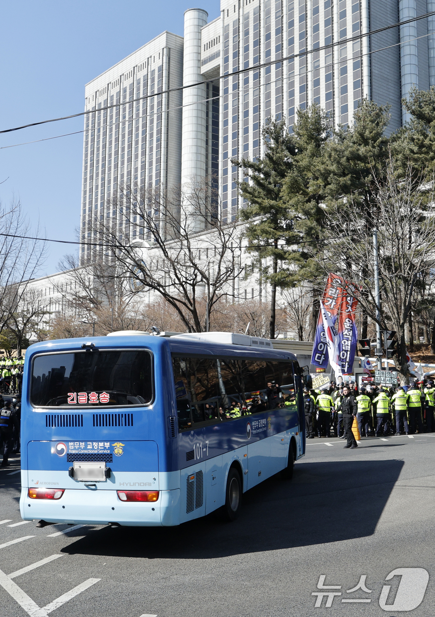 (서울=뉴스1) 안은나 기자 = 윤석열 전 대통령을 태운 호송차가 19일 오후 서울 서초구 중앙지방법원에 도착하고 있다.서울중앙지법 형사합의25부(부장판사 지귀연)는 이날 오후 3 …
