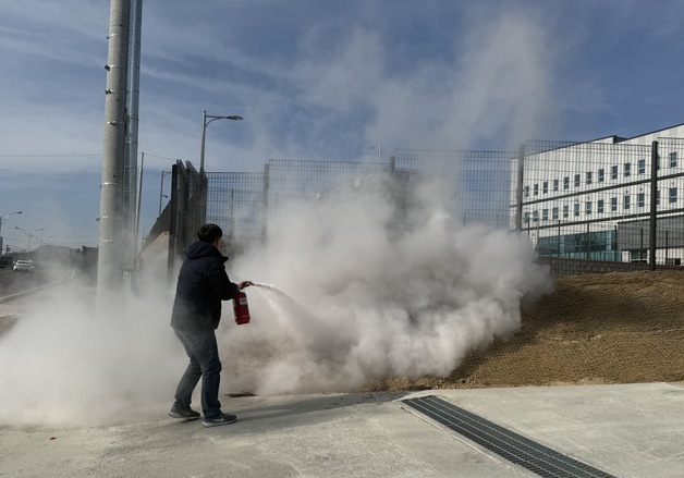 옥천 LPG충전소 옆 전신주에 붙은 불…설 연휴 지나가던 소방관이 진압