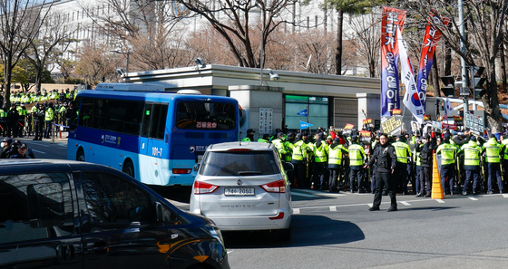 尹 지지자 구호 속 법원으로