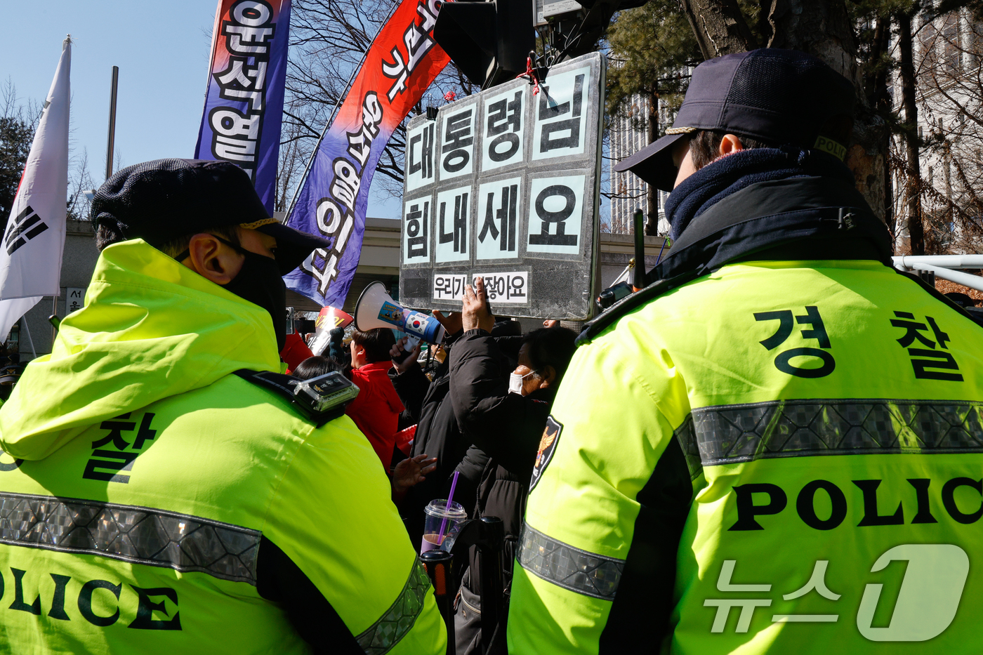 (서울=뉴스1) 안은나 기자 = 12·3 비상계엄 관련 내란 우두머리 등 혐의를 받는 윤석열 전 대통령이 1심 선고 공판에 출석하기 위해 호송차를 타고 19일 오후 서울 서초구 중 …