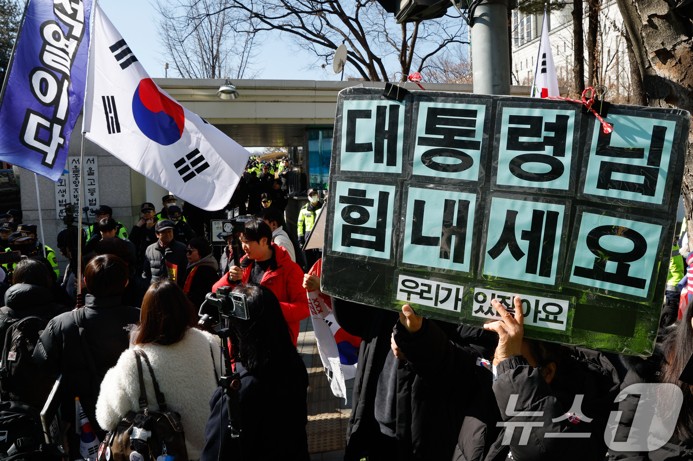 (서울=뉴스1) 안은나 기자 = 12·3 비상계엄 관련 내란 우두머리 등 혐의를 받는 윤석열 전 대통령이 1심 선고 공판에 출석하기 위해 호송차를 타고 19일 오후 서울 서초구 중 …